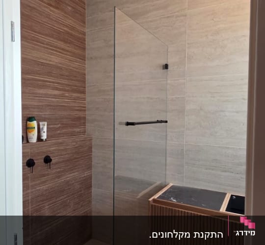 מקלחון זכוכית בחדר אמבטיה מודרני